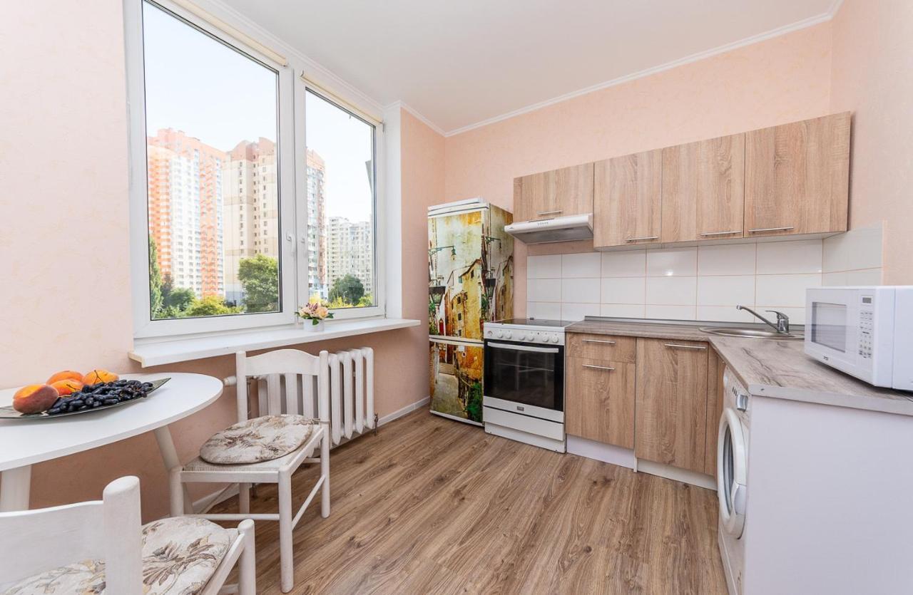 Уютные Апартаменты На Позняках Kiew Exterior foto